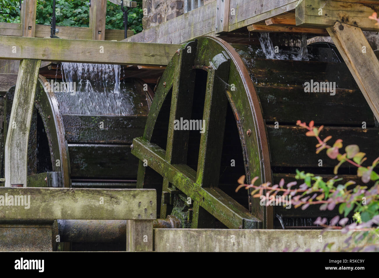 Restaurierte Mühle Rad von einer alten Wassermühle Stockfoto