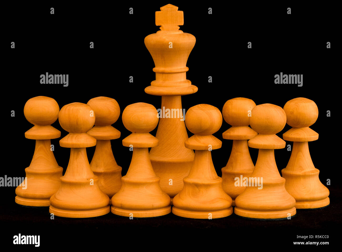 Weiße König von Bauern mit Sinn für den Schutz und die Verteidigung geschützt, Standard Schach Holzstück auf schwarzem Hintergrund Stockfoto