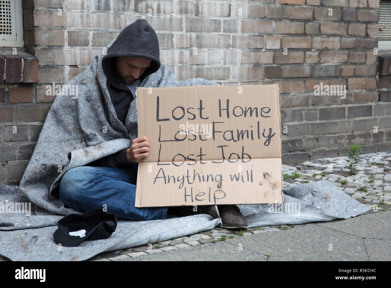 Obdachlosen fragen Hilfe auf der Straße Stockfoto