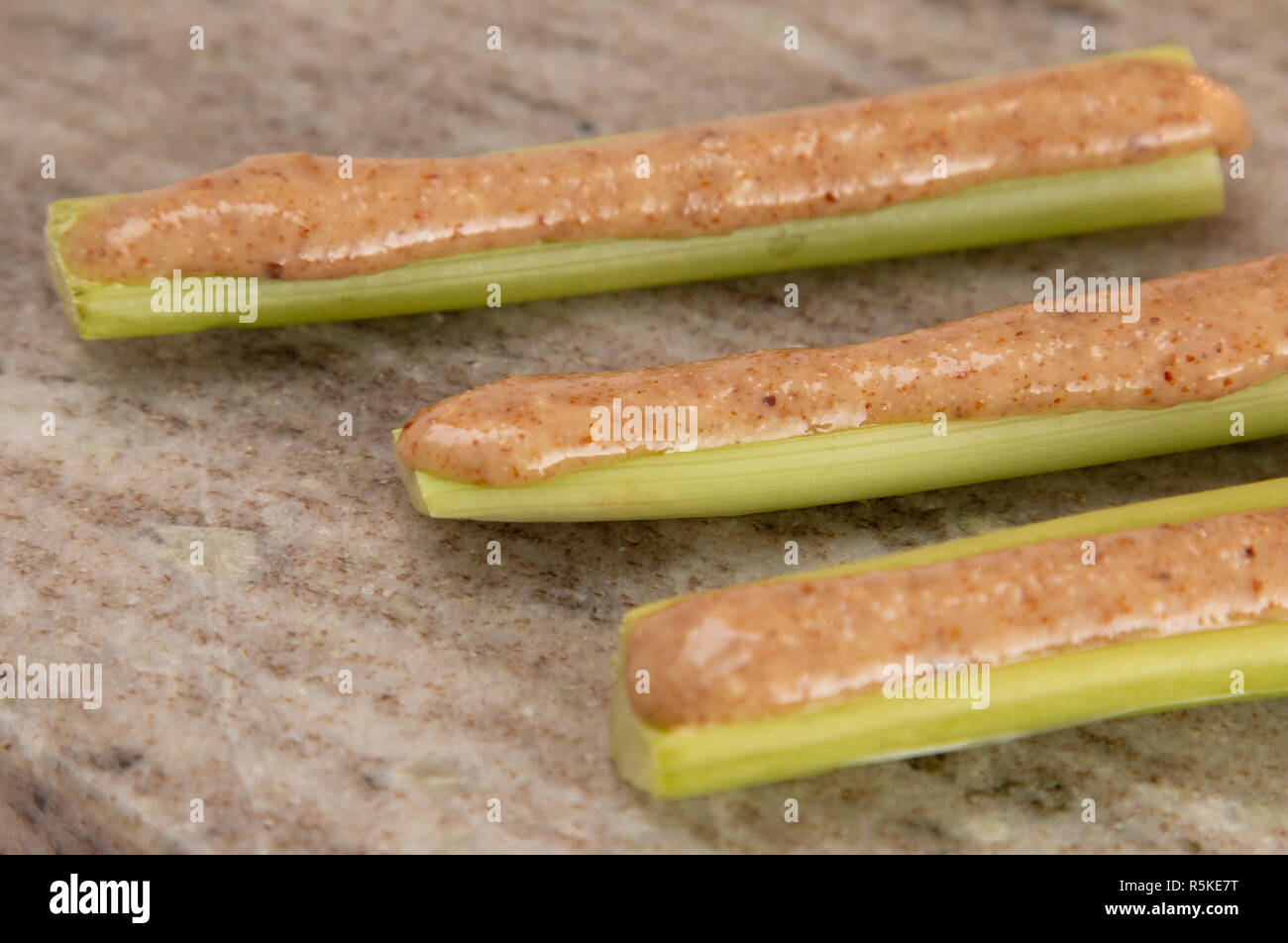 Ein gesundes Kind freundlich Snack von Sellerie und Nussbutter Stockfoto