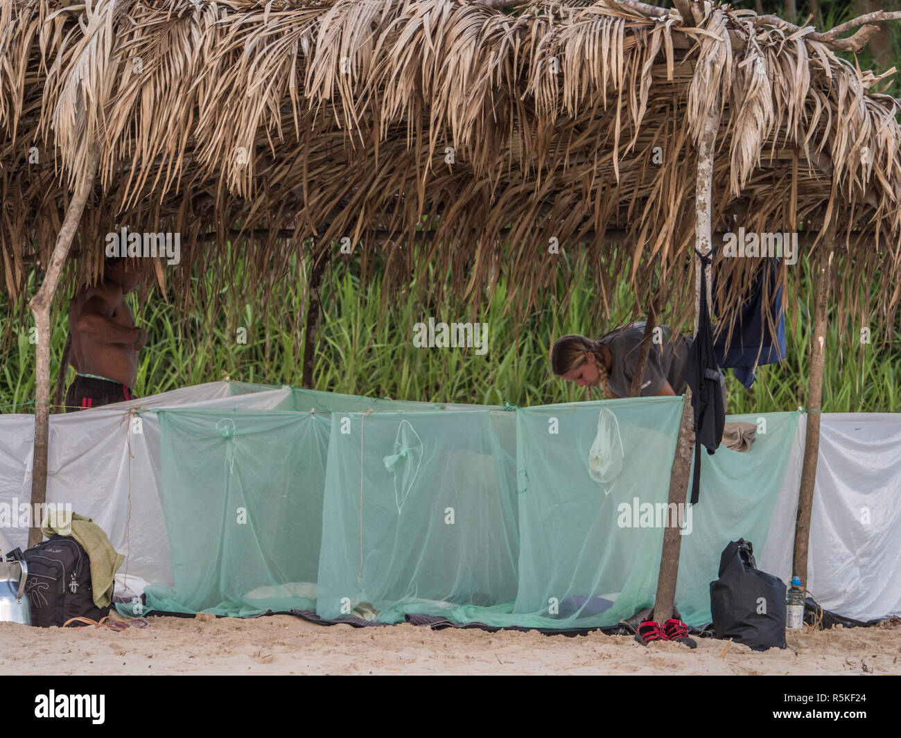 Tabatinga, Brasilien - 15. September 2018: Camp am Sandstrand in Amazonas Dschungel, während der Saison. Amazonia. Selva an der Grenze von Brasilien Stockfoto