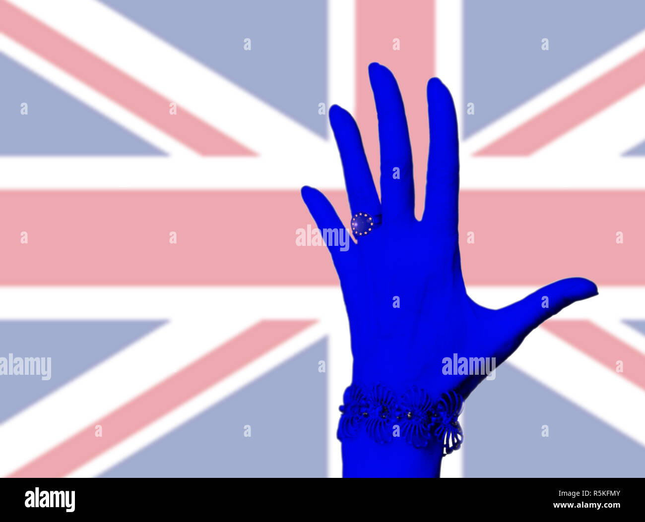 Eine Hand der Frau trägt einen Ring mit dem Symbol der Europäischen Union. Blaue Hand auf die britische Flagge im Hintergrund. Stockfoto