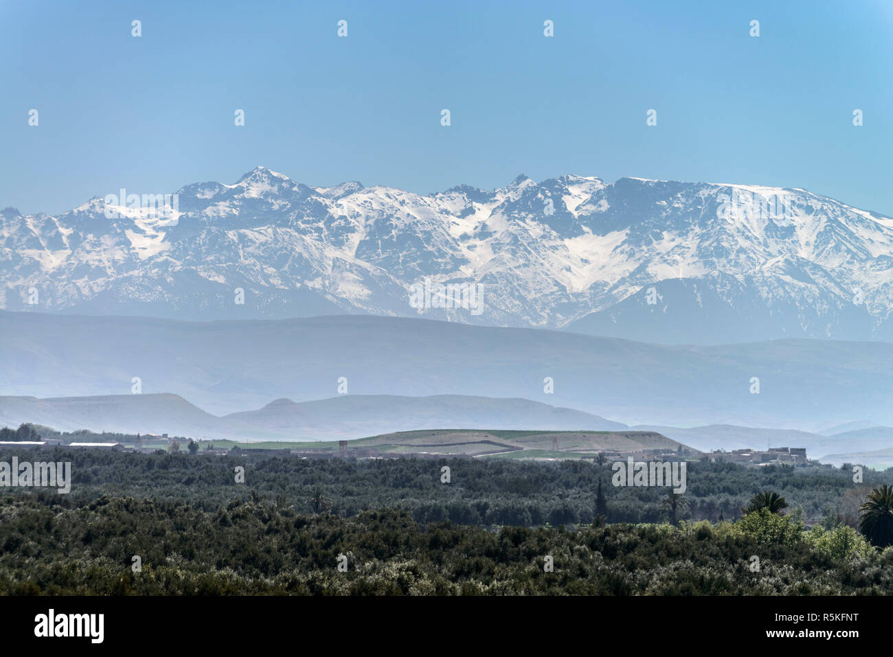 01-03-15, Marrakesch, Marokko. Der schneebedeckte Atlasgebirge.. Foto: © Simon Grosset Stockfoto