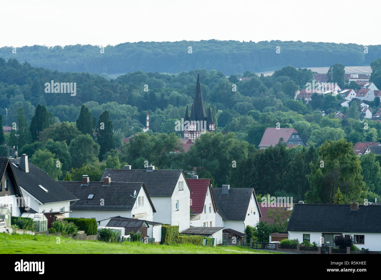 Blick auf die kleine Stadt Neustadt (Landkreis Marburg-Biedenkopf in Hessen), einem Vorort und die umliegenden landwirtschaftlichen Flächen. Stockfoto