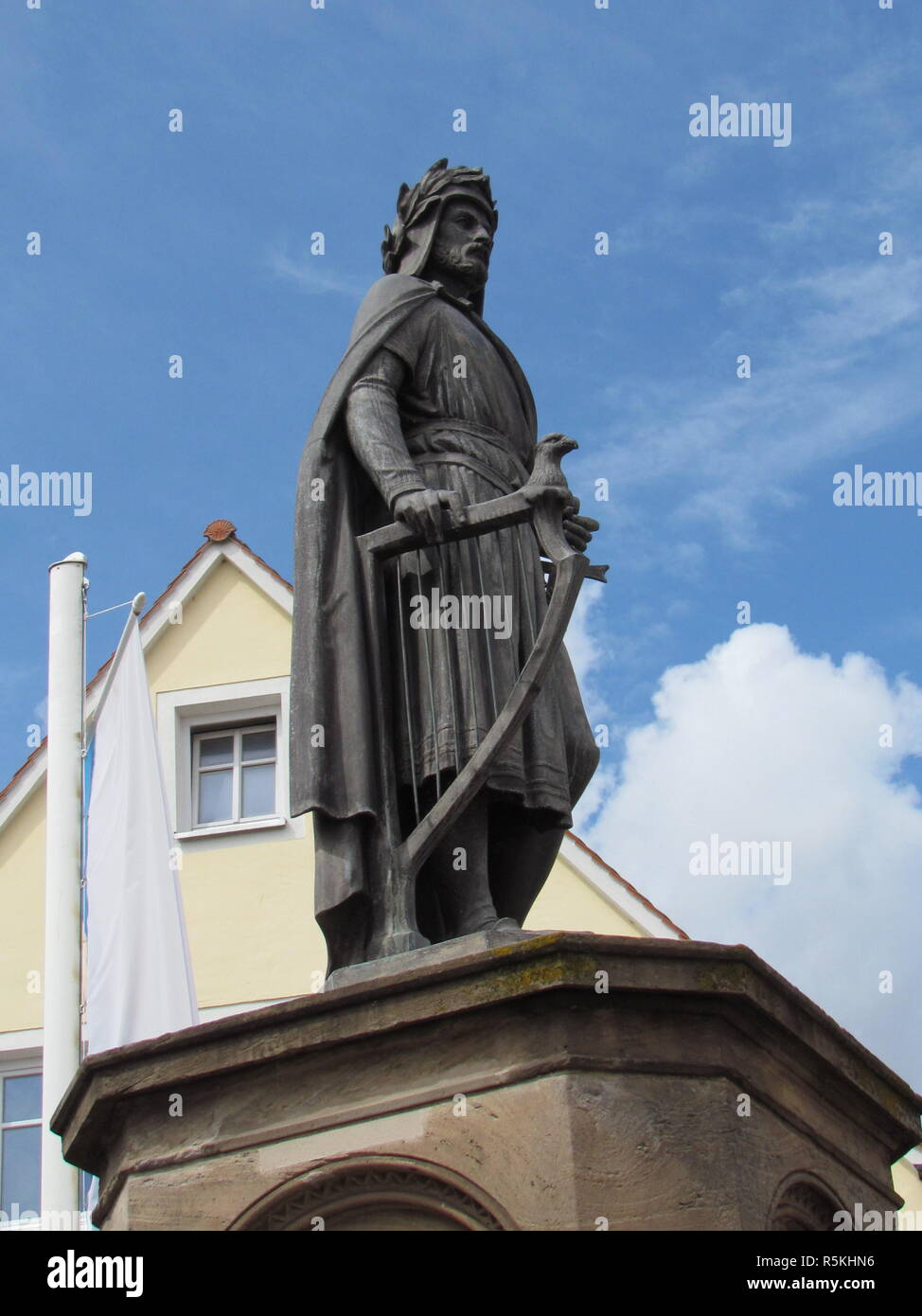 Der mittlere Dichter Wolfram von Eschenbach als Brunnenfigur in Wolframs-Eschenbach/Mittelfranken Stockfoto