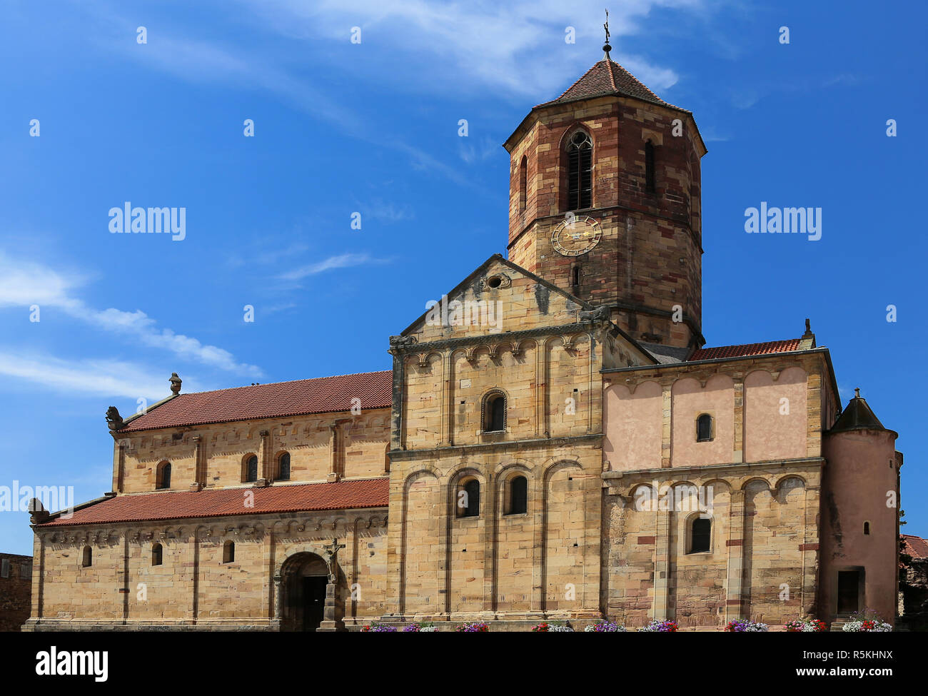 Die romanische Kirche St. Peter und Paul in Rosheim im Elsass Stockfoto
