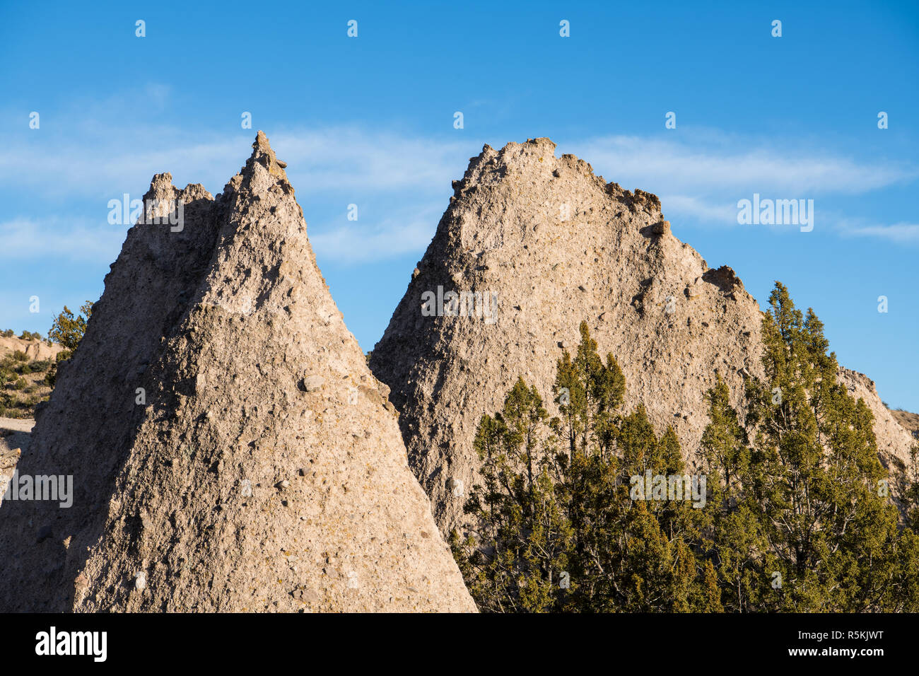 Scharfen Spitzen von zwei stark texturierten Felsformationen an Kasha-Katuwe Tent Rocks National Monument, New Mexico Stockfoto