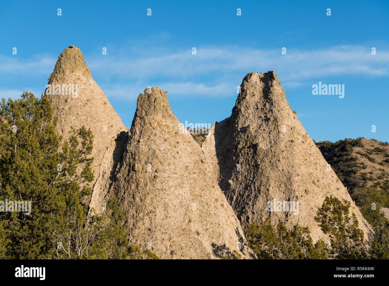Eine Gruppe von drei scharf darauf, konisch geformten Felsen an Kasha-Katuwe Tent Rocks National Monument, New Mexico Stockfoto