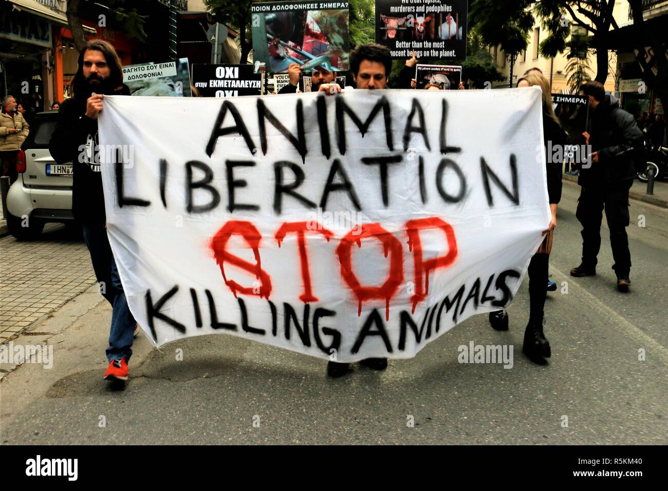 Die Demonstranten werden gesehen, halten ein Banner während des Protestes. Tier rechte Aktivisten in Athen gegen den Missbrauch der Tiere, Gewalt, Misshandlungen gegenüber Tieren zeigen und die Förderung einer veganen Lebensweise. Stockfoto