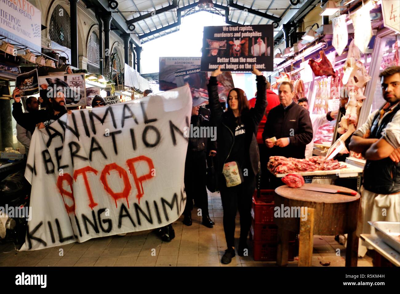 Die Demonstranten werden gesehen, halten ein Banner und Plakat während des Protestes. Tier rechte Aktivisten in Athen gegen den Missbrauch der Tiere, Gewalt, Misshandlungen gegenüber Tieren zeigen und die Förderung einer veganen Lebensweise. Stockfoto