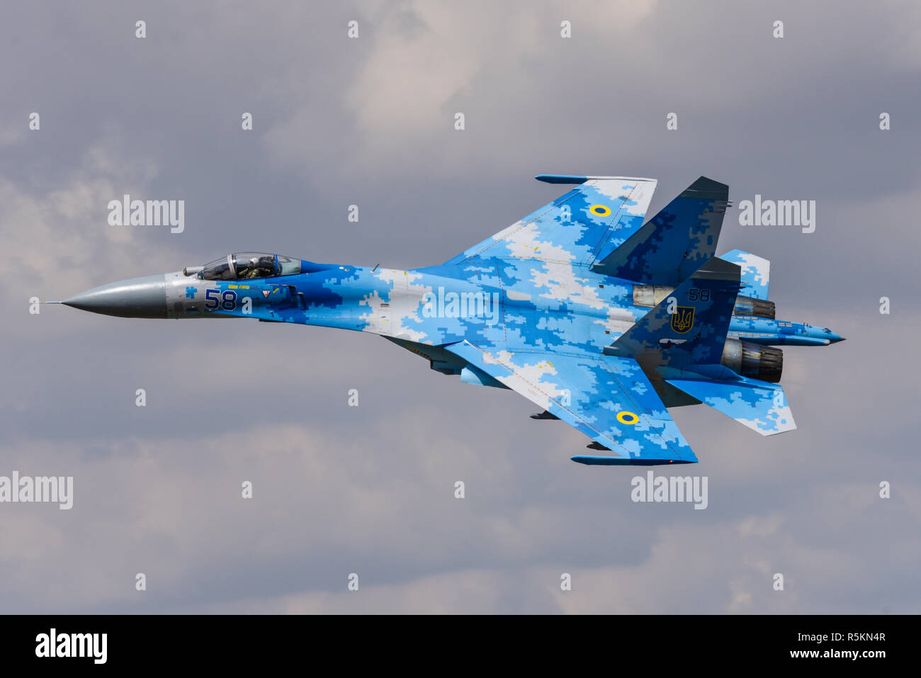 Die ukrainische Luftwaffe Sukhoi Su-27 Flanker-Kampfflugzeug fliegt bei der Royal International Air Tattoo, RIAT, RAF Fairford Air Show. Russisches Design Stockfoto