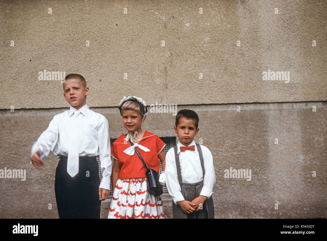 Geschwister an der ältere Bruder die Erste Heilige Kommunion, USA, 1956 Stockfoto