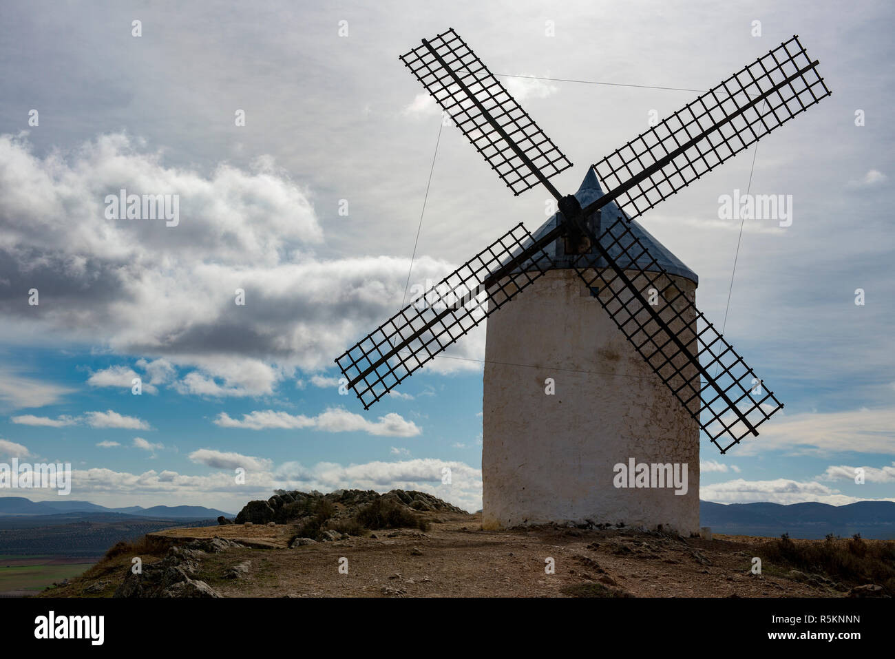 Eine alte Windmühle auf einem Hügel in der spanischen Provinz La Mancha Stockfoto
