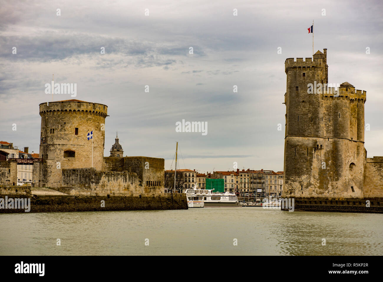 Blick auf den Eingang zum Hafen von La Rochelle, Frankreich mit seinen Türmen, Häuser und Kirchtürme. Stockfoto