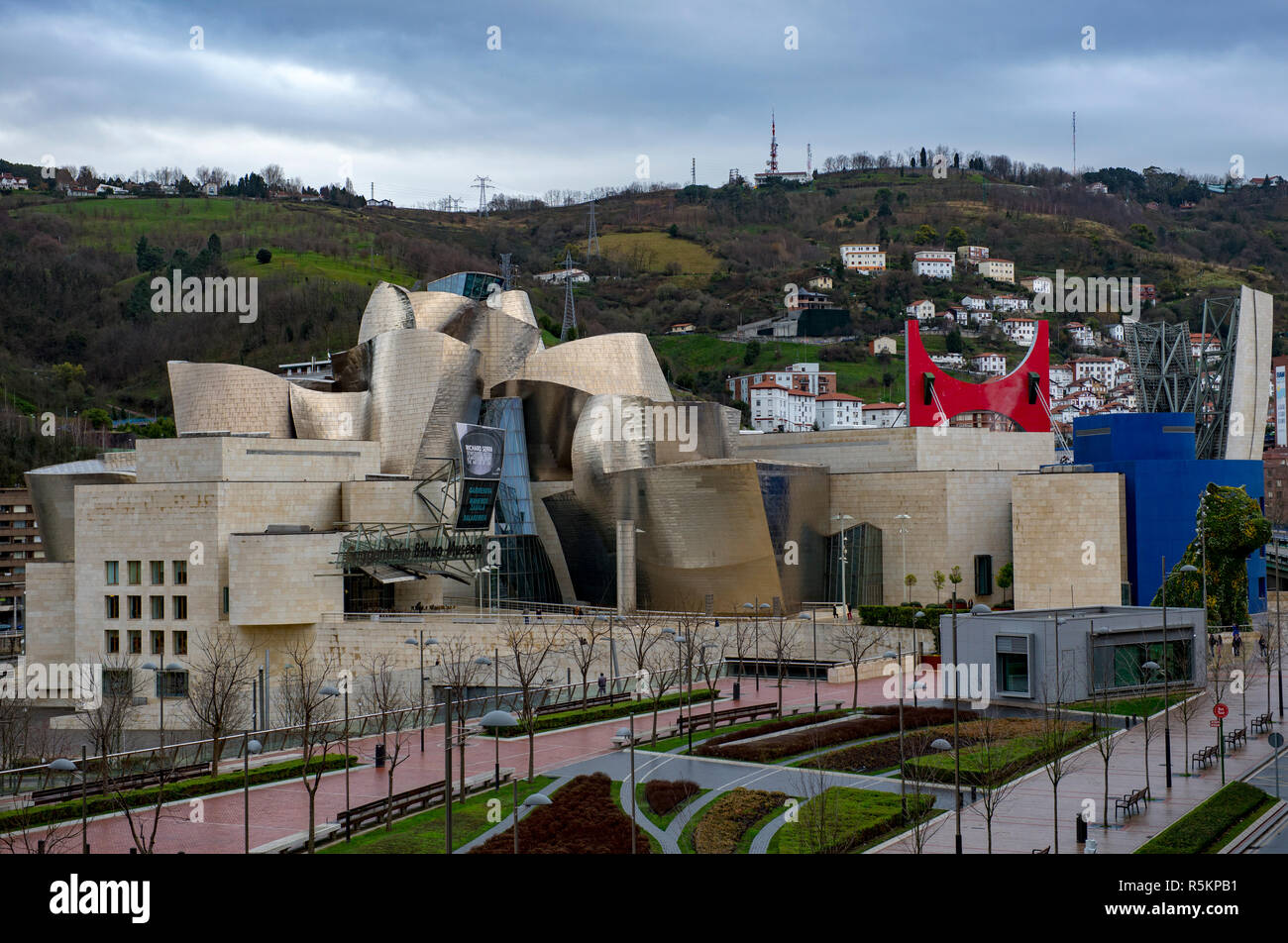 Blick auf das Guggenheim Museum in Bilbao, Spanien und die umliegenden Hügel Stockfoto