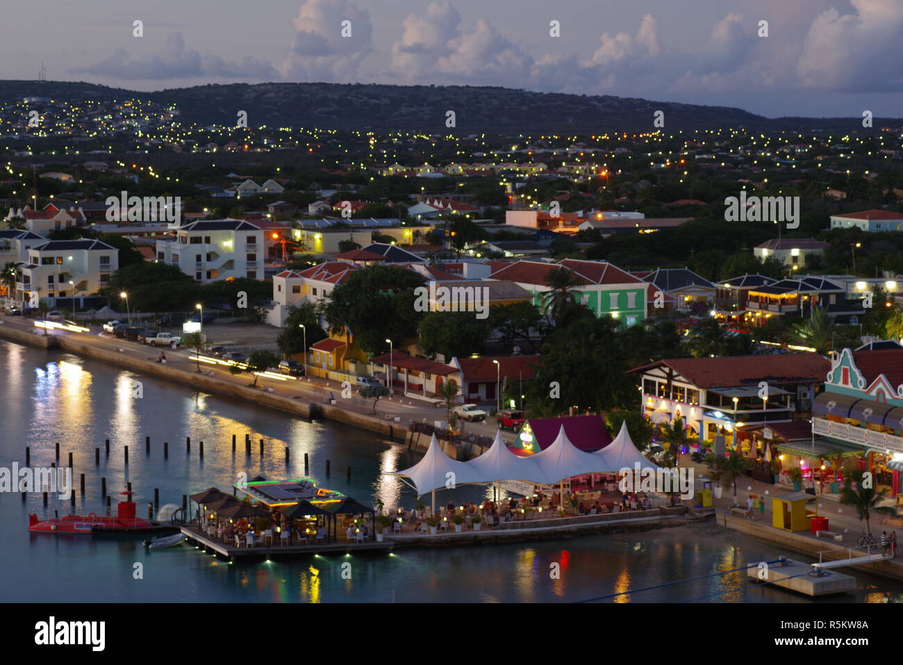 Kralendjik, Bonaire bei Dämmerung von einem Schiff im Hafen Stockfoto