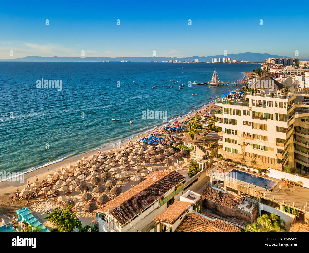 Luftaufnahme von Strand Los Muertos, dem beliebtesten Strand in Puerto Vallarta, Jalisco, Mexiko. Stockfoto