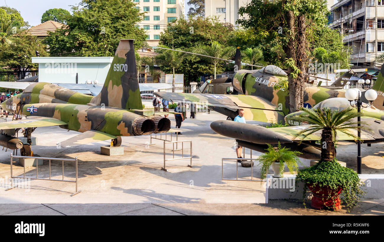 Vietnam, Ho Chi Minh Stadt, Bezirk 3, US Air Force Flugzeuge, die in der Outdoor Flugzeuge Ausstellung Bereich geparkt Stockfoto