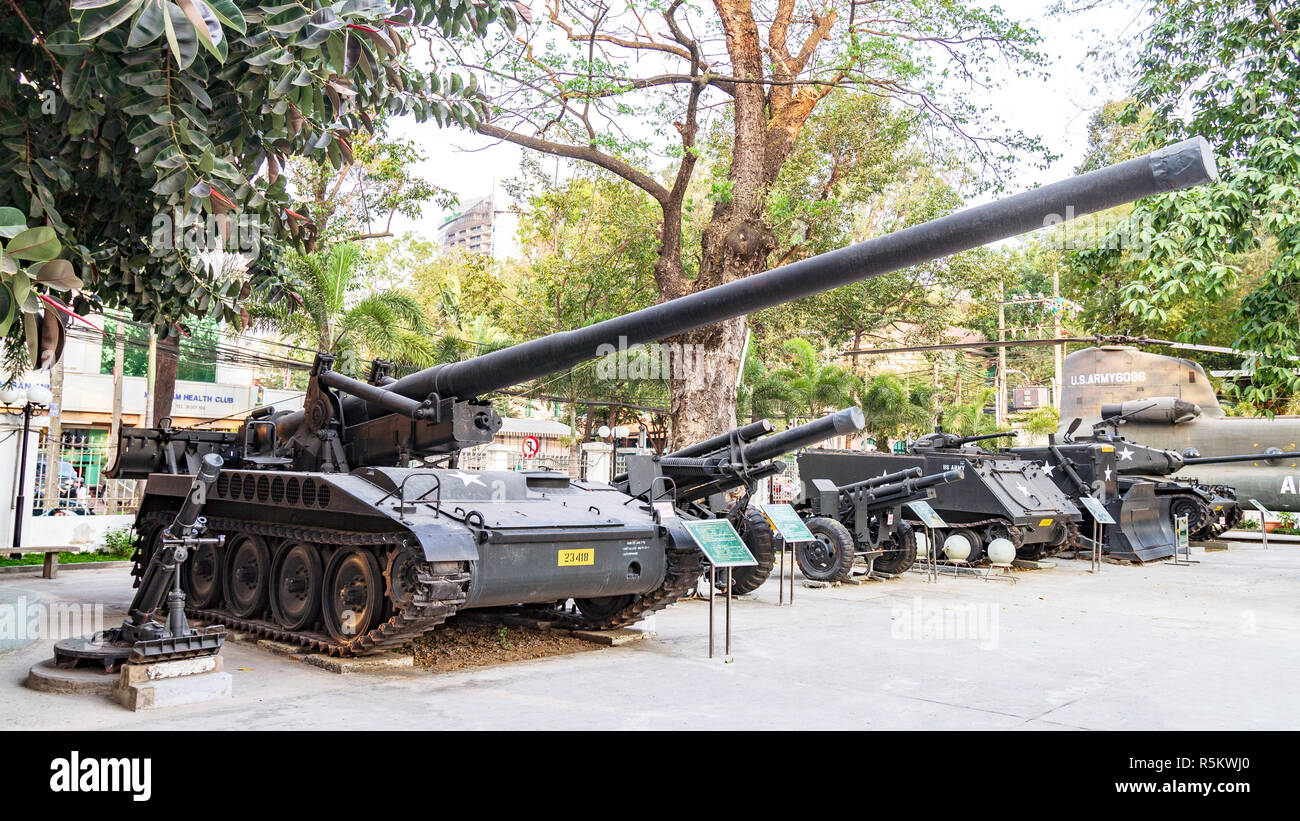 Vietnam, Ho Chi Minh Stadt, Bezirk 3, US Army Artillerie im Freigelände des Museum der Kriegszeugnisse geparkt Stockfoto