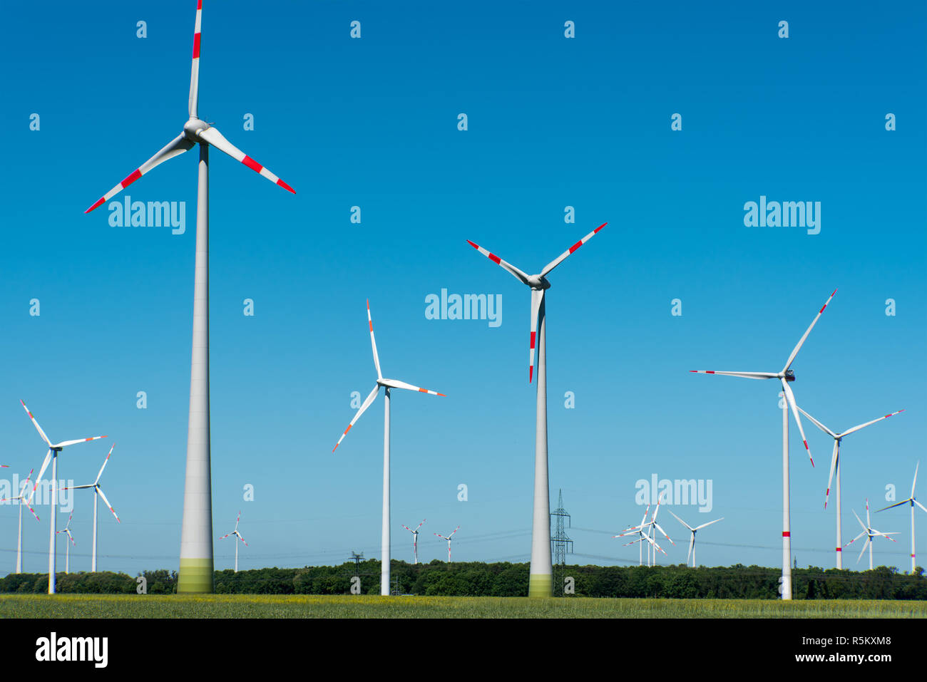 Windkraftanlagen in ländlichen Deutschland gesehen Stockfoto