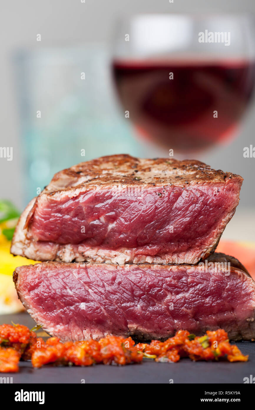 Steak Slices mit Rotwein Stockfoto
