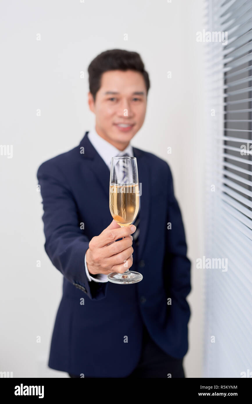 Business Mann hand Glas Champagner zur Feier auf weißem Hintergrund Stockfoto