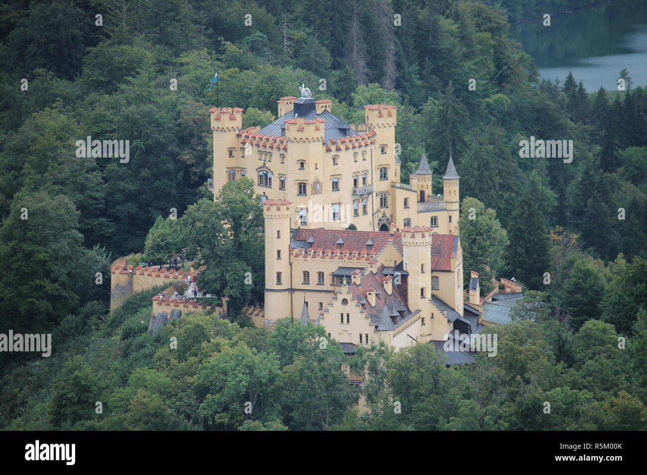 Schloss Hohenschwangau (deutsch: Schloss Hohenschwangau) ist ein Palast aus dem 19. Jahrhundert in Süddeutschland. Es war die Kindheitsresidenz von König Ludwig II.. Stockfoto
