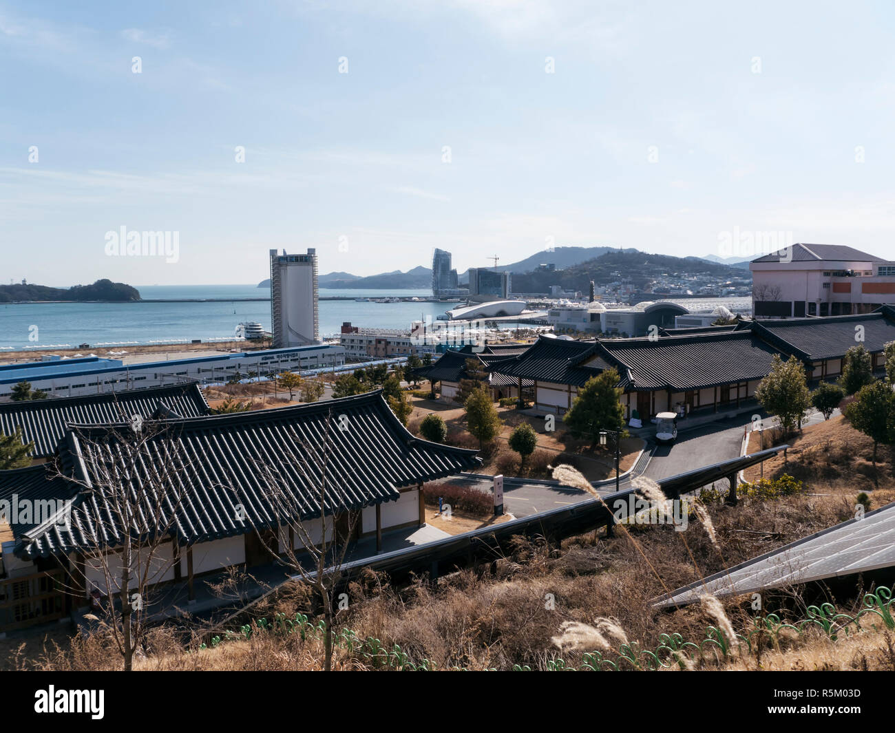 Asiatische Hauser In Wohnviertel Von Yeosu Stadt Sudkorea Stockfotografie Alamy