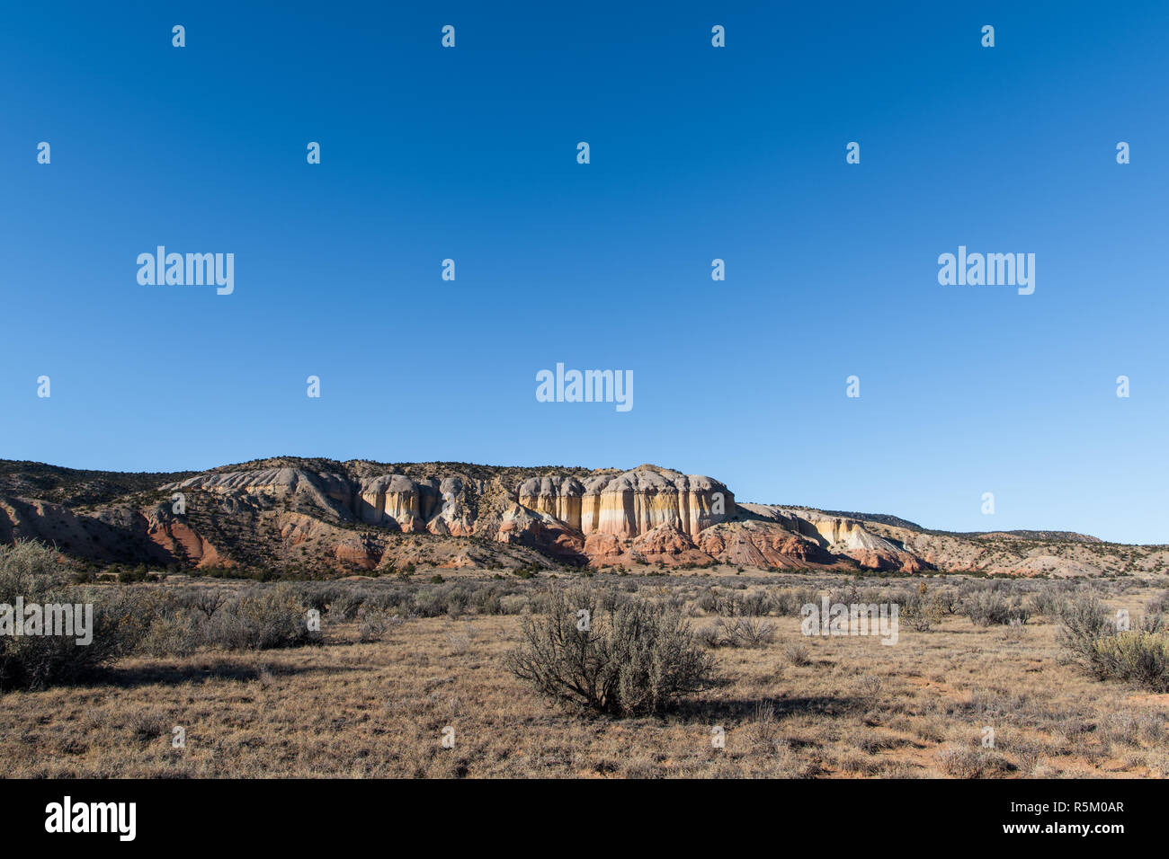 Landschaft von grasbedeckte Ebene, sagebrush und bunten Felsen unter einem grossen blauen Himmel in der hohen Wüste Landschaft in der Nähe von Yorktown, Virginia Stockfoto