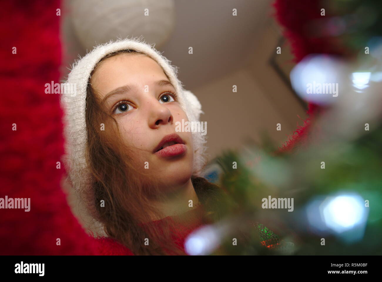 Glückliches Kind schmücken Weihnachtsbaum. Stockfoto