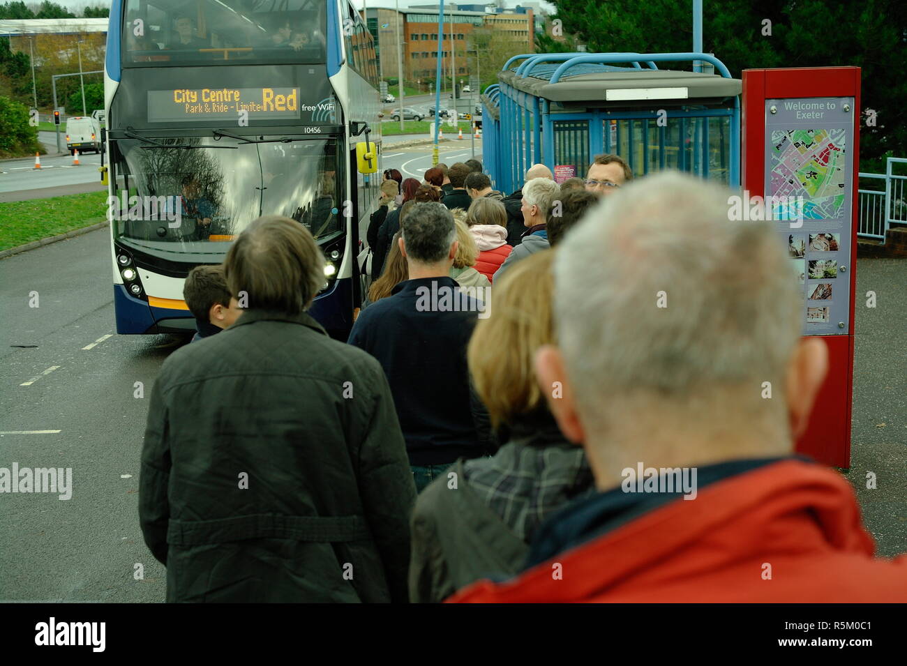 Die Menschen warten an Bord eines Park-and-Ride Bus in die Innenstadt. Stockfoto