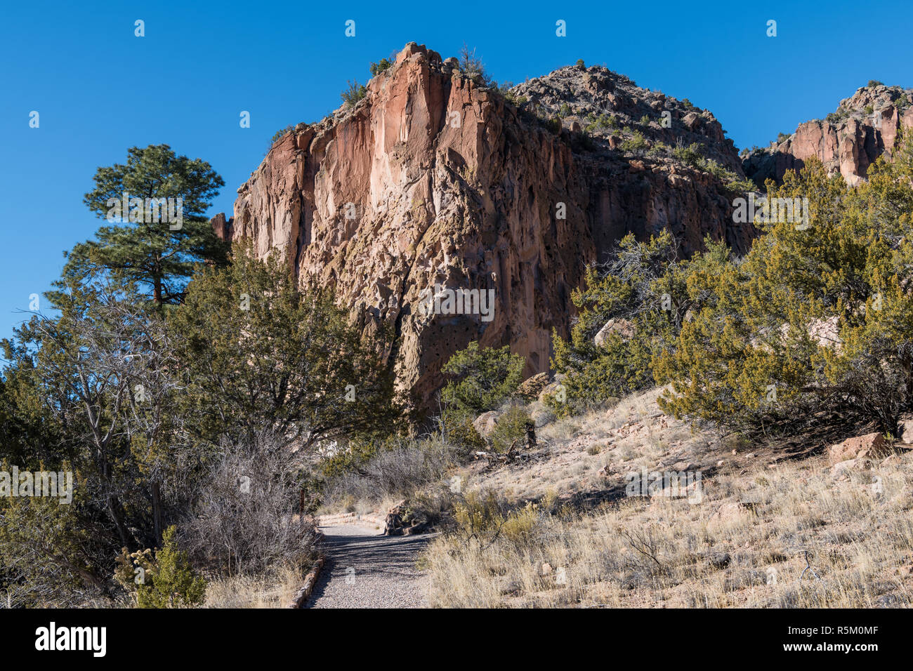 Weg zu einem bunten hohe rote Rock Peak im Bandelier National Monument in der Nähe von Santa Fe, New Mexico Stockfoto