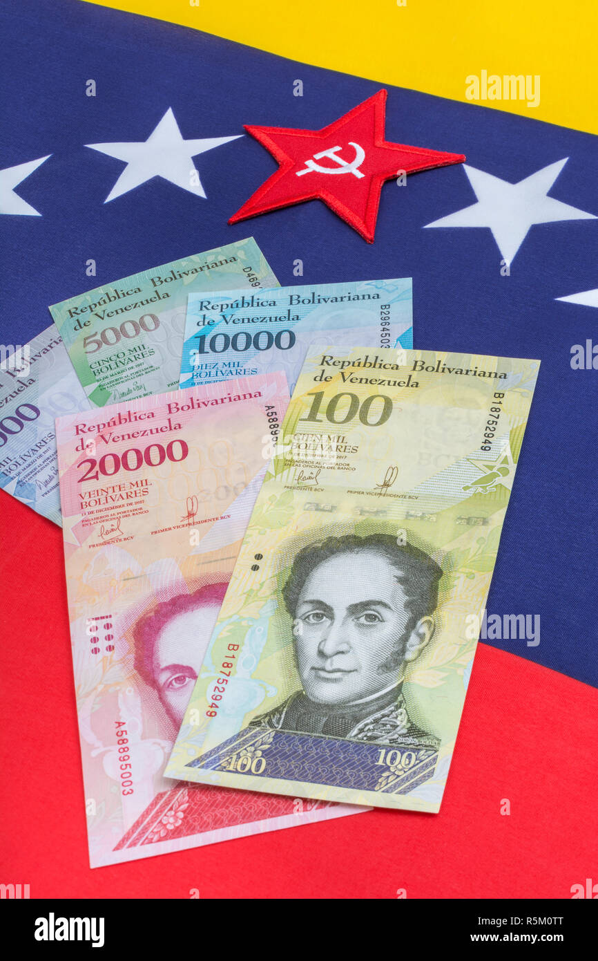 Venezuela Fahne mit Hammer und Sichel, + wertlos Bolivar Fuerte ('starke') Banknote - für Hyperinflation in Venezuela Wirtschaft. Siehe ADDIT. Hinweise Stockfoto