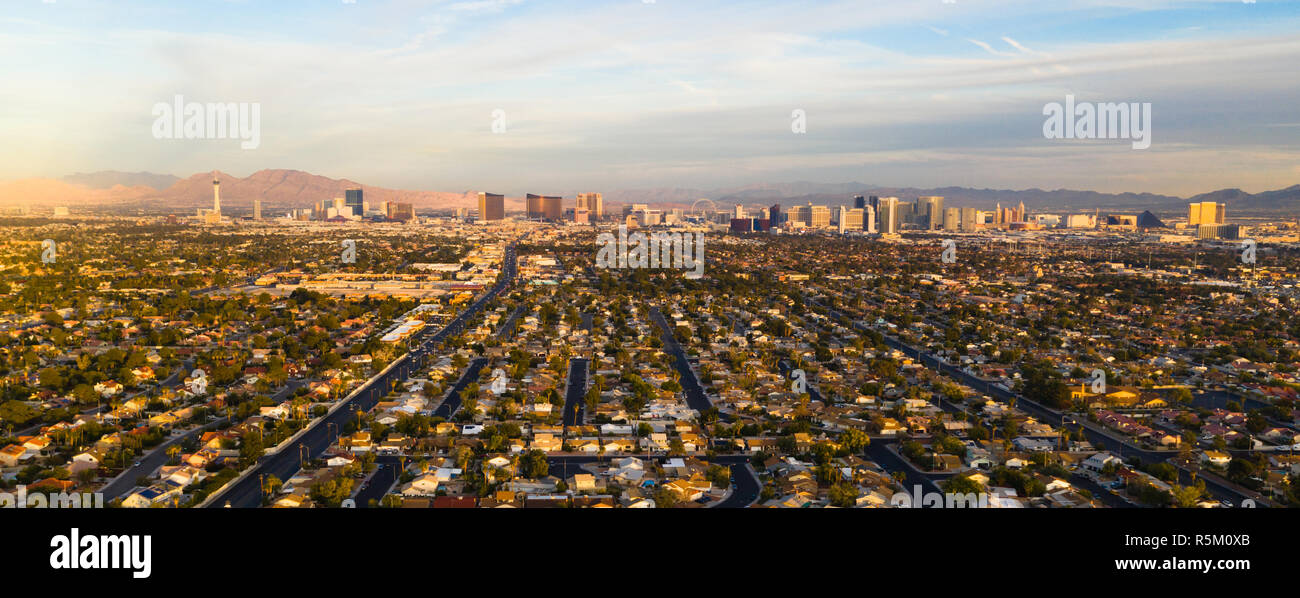 Luftbild der gesamten Länge des Las Vegas Strip mit umliegenden Wohnungen und Gewerbefläche Stockfoto