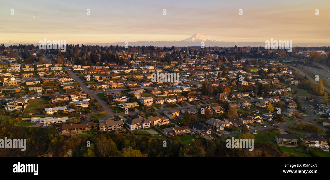 Goldene Licht trifft die Häuser hier auf klare Nachmittage bei Sonnenuntergang in Tacoma Stockfoto