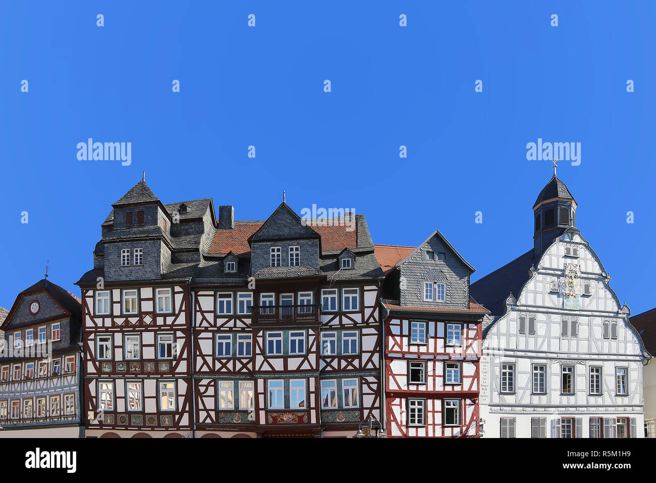 Reihe von Häusern mit Fachwerkhäusern auf dem Marktplatz in Butzbach Stockfoto