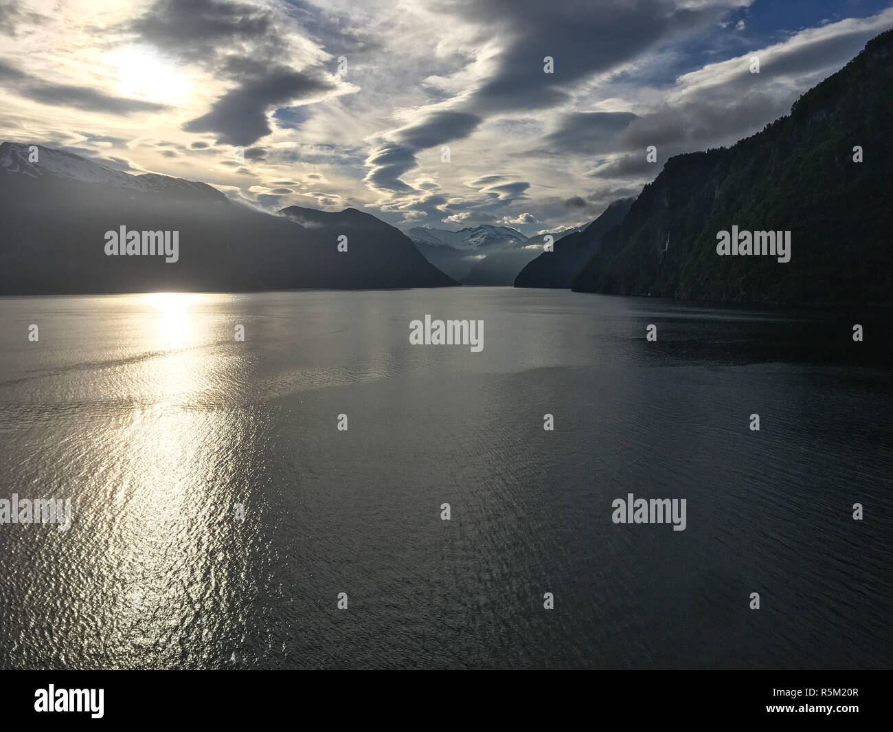 Mitternachtssonne am gairangerfjord Stockfoto