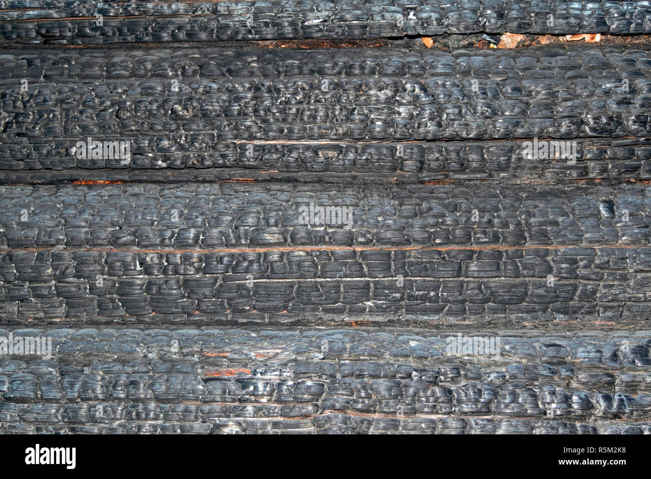 Textur von Verkohlten anmeldet. Verbrannte Holz verkohlte Haus Textur anmelden. closeup Stockfoto