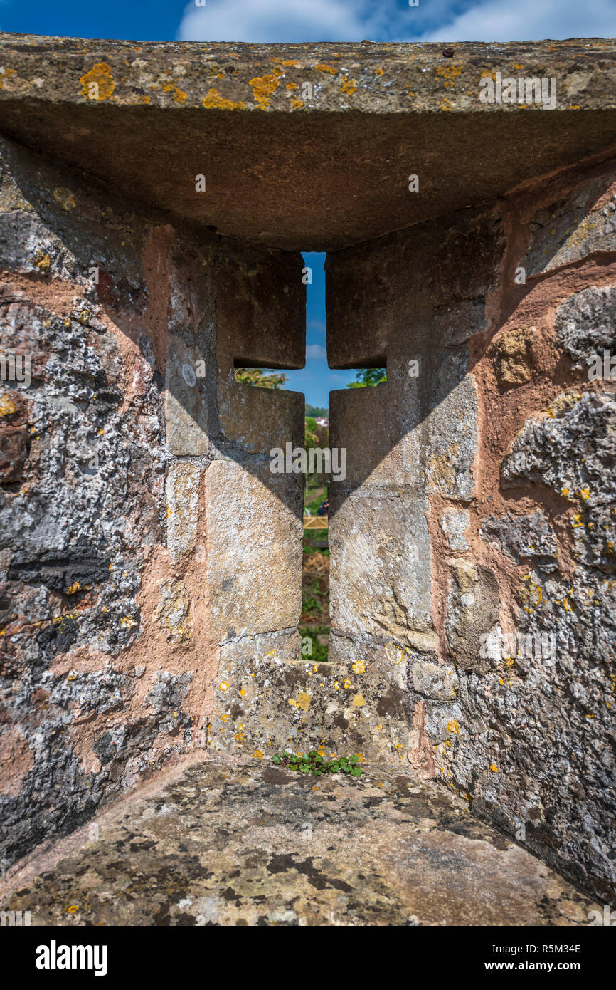 Ein Detail aus einem der Lücken auf den Zinnen in Bishop's Palace in der Stadt von Wells, Somerset. Stockfoto