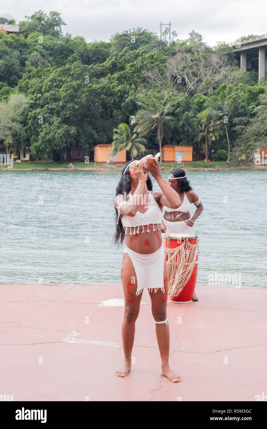 Kubanische indigenen Menschen führen ein skit Darstellung einer Heilung Ritual für Touristen in der Nähe von Matanzas Kuba. Stockfoto