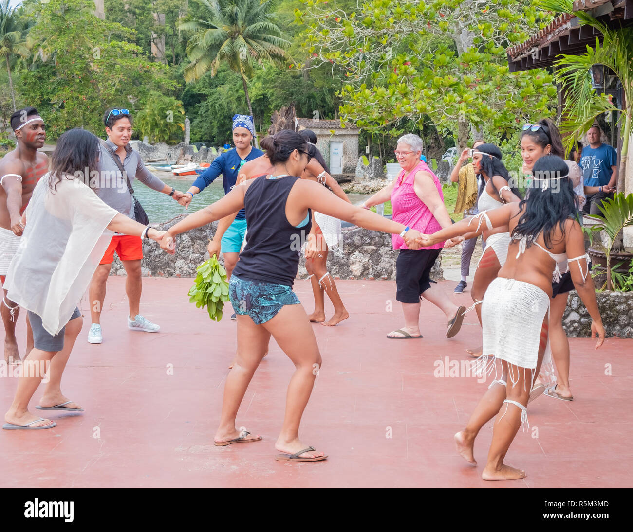 Touristen Tanz mit einer Gruppe von Eingeborenen in der Nähe von Matanzas Kuba. Stockfoto