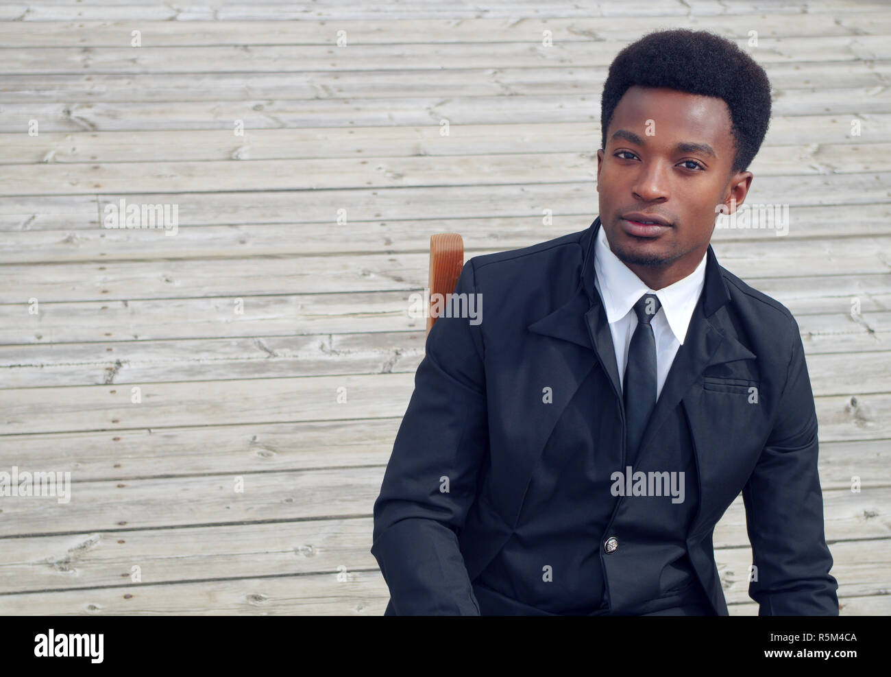 Junge Unternehmer sitzen Hohe Betrachtungswinkel und Holz Stockfoto