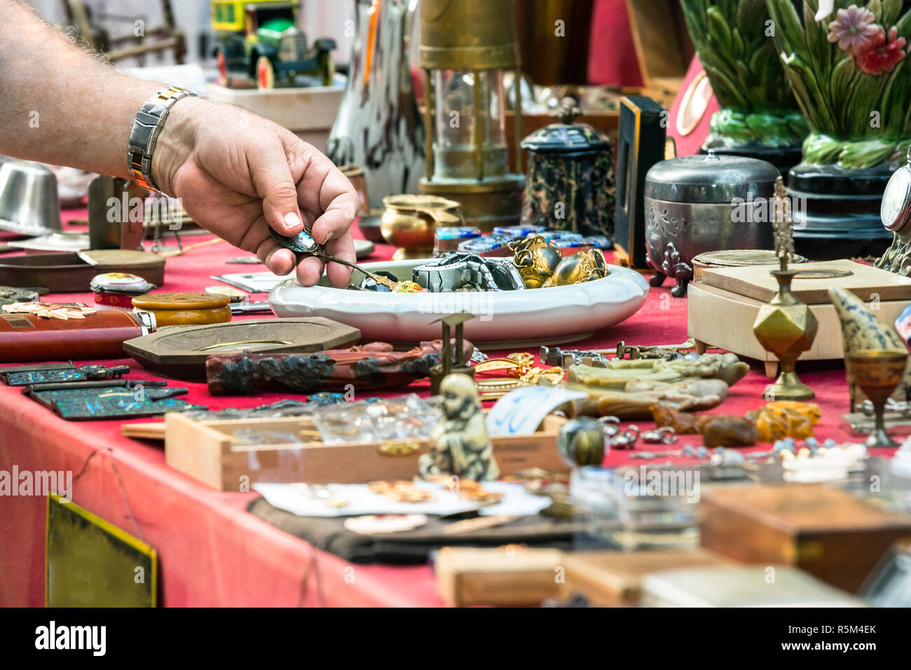 Männliche Hand für alte Kunstgegenstände zu einem retro-vintage Street Market in Split, Kroatien. Stockfoto