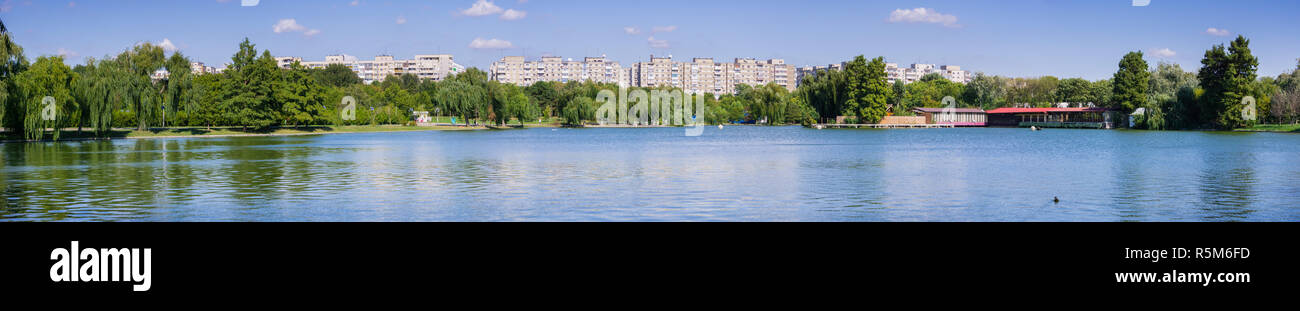 See in Tineretului Park von Wohngebäuden umgeben, in der Nähe der Innenstadt von Bukarest, Rumänien Stockfoto