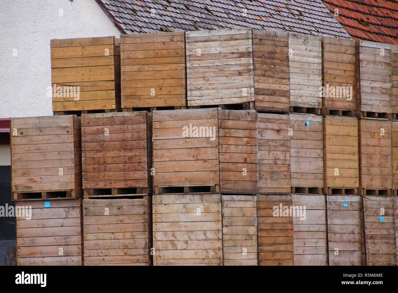 Gestapelte Kisten aus Holz - Landwirtschaft Stockfoto