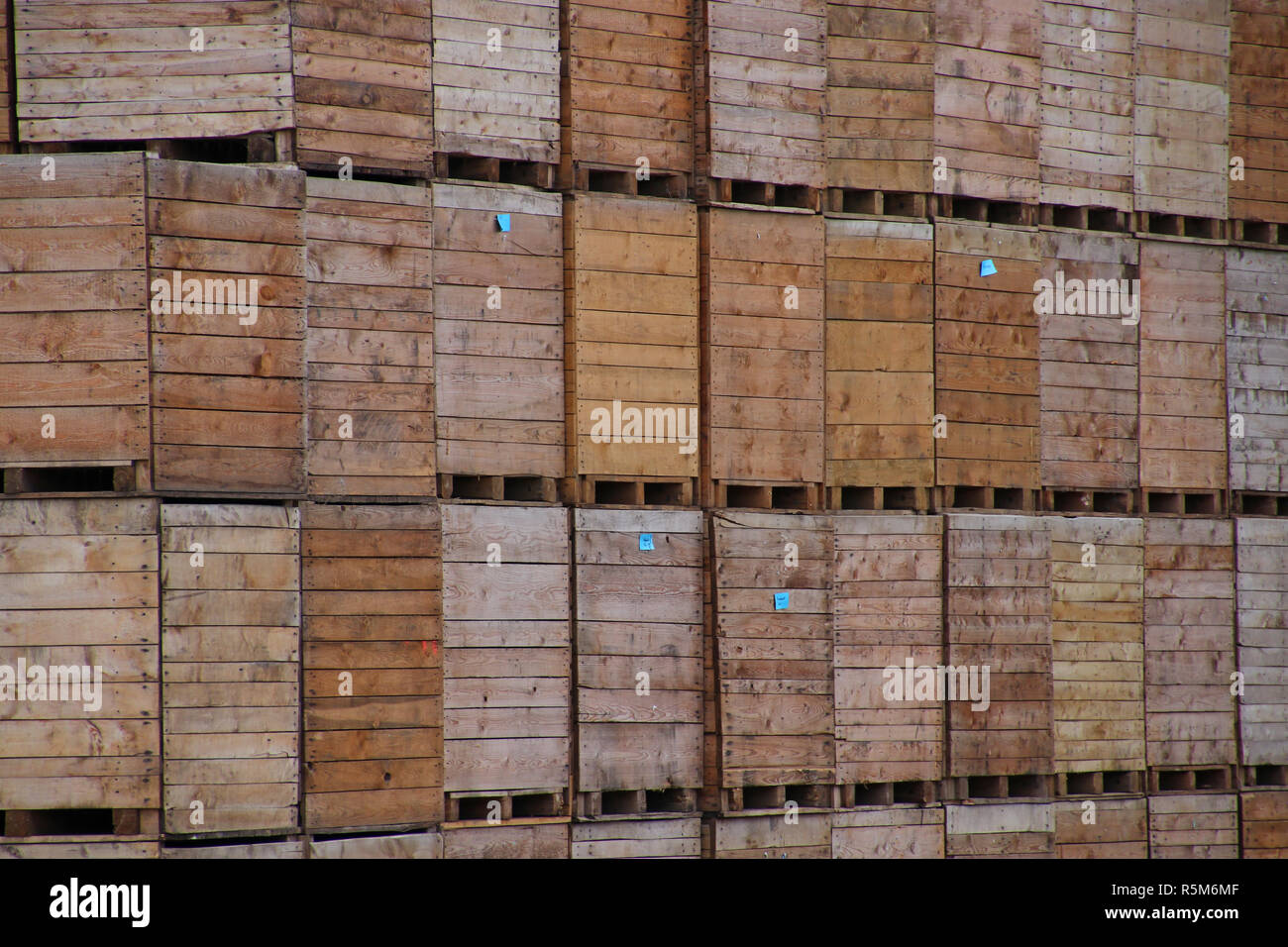 Gestapelte Kisten aus Holz Stockfoto