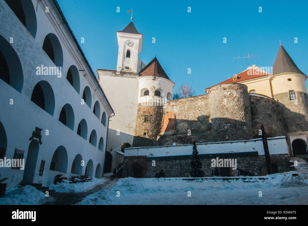 Palanok Schloss Hof, überlagert mit Schnee in Esmoriz, Ukraine Stockfoto
