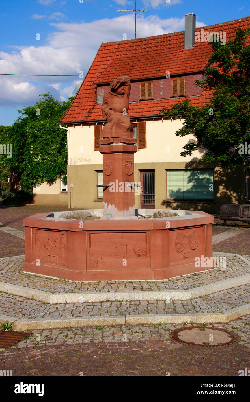 Abt auf dem Marktbrunnen in Weissach Stockfoto