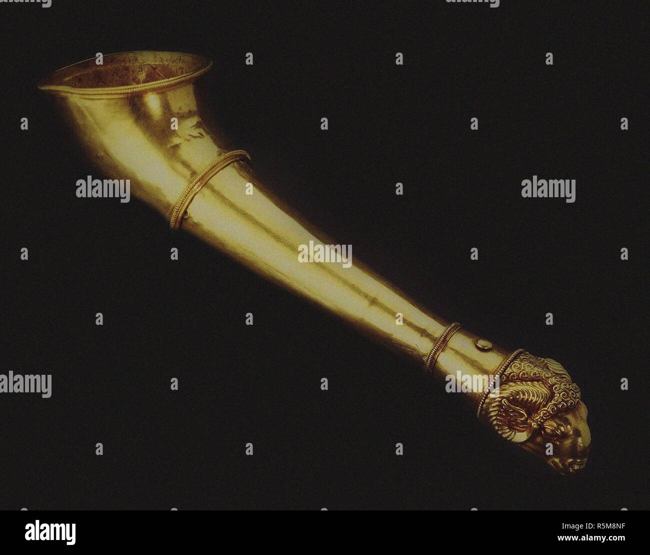 Rhyton mit goldenem horn Fotos und Bildmaterial in hoher Auflösung