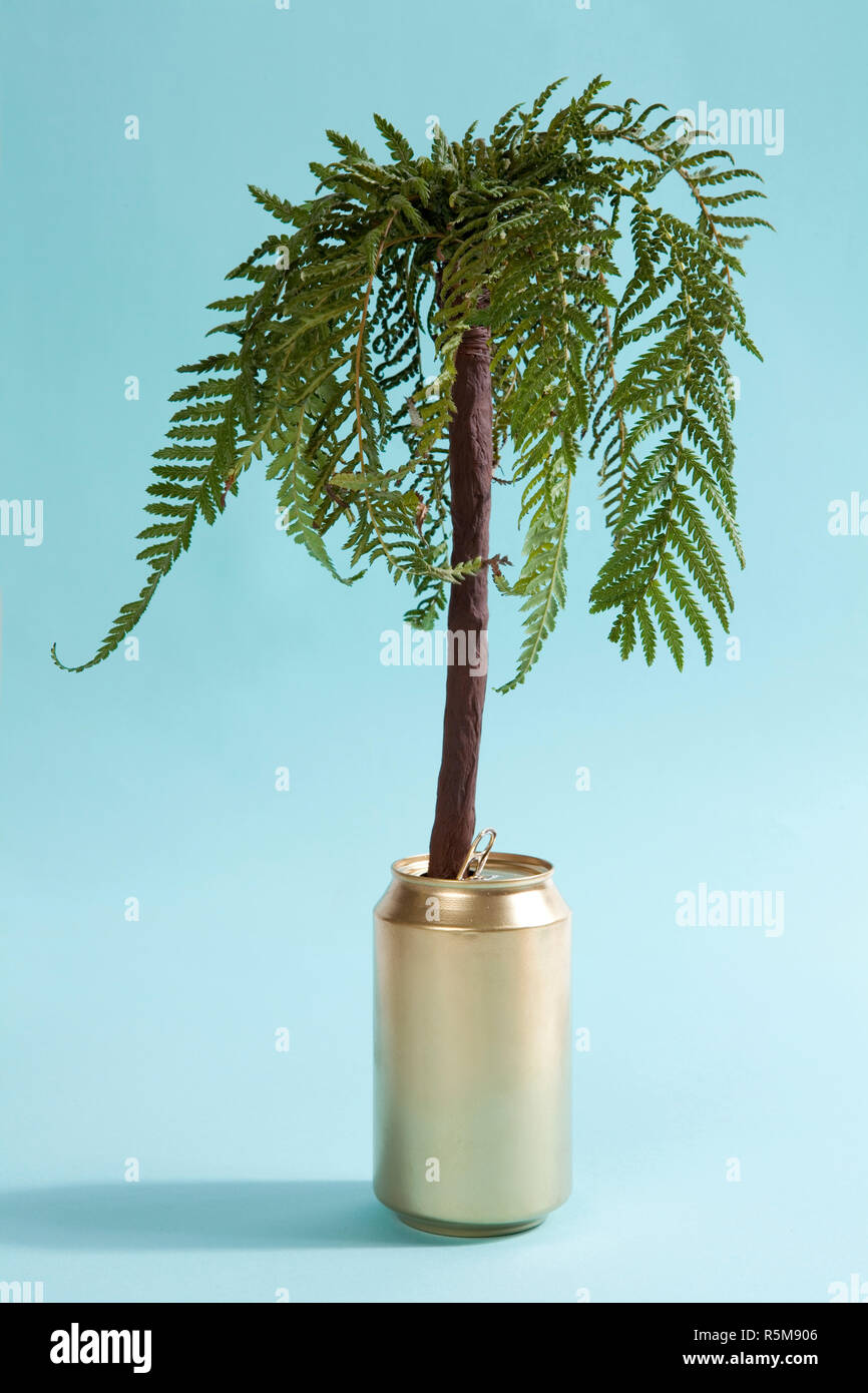 Palme und Gold kann Stockfoto